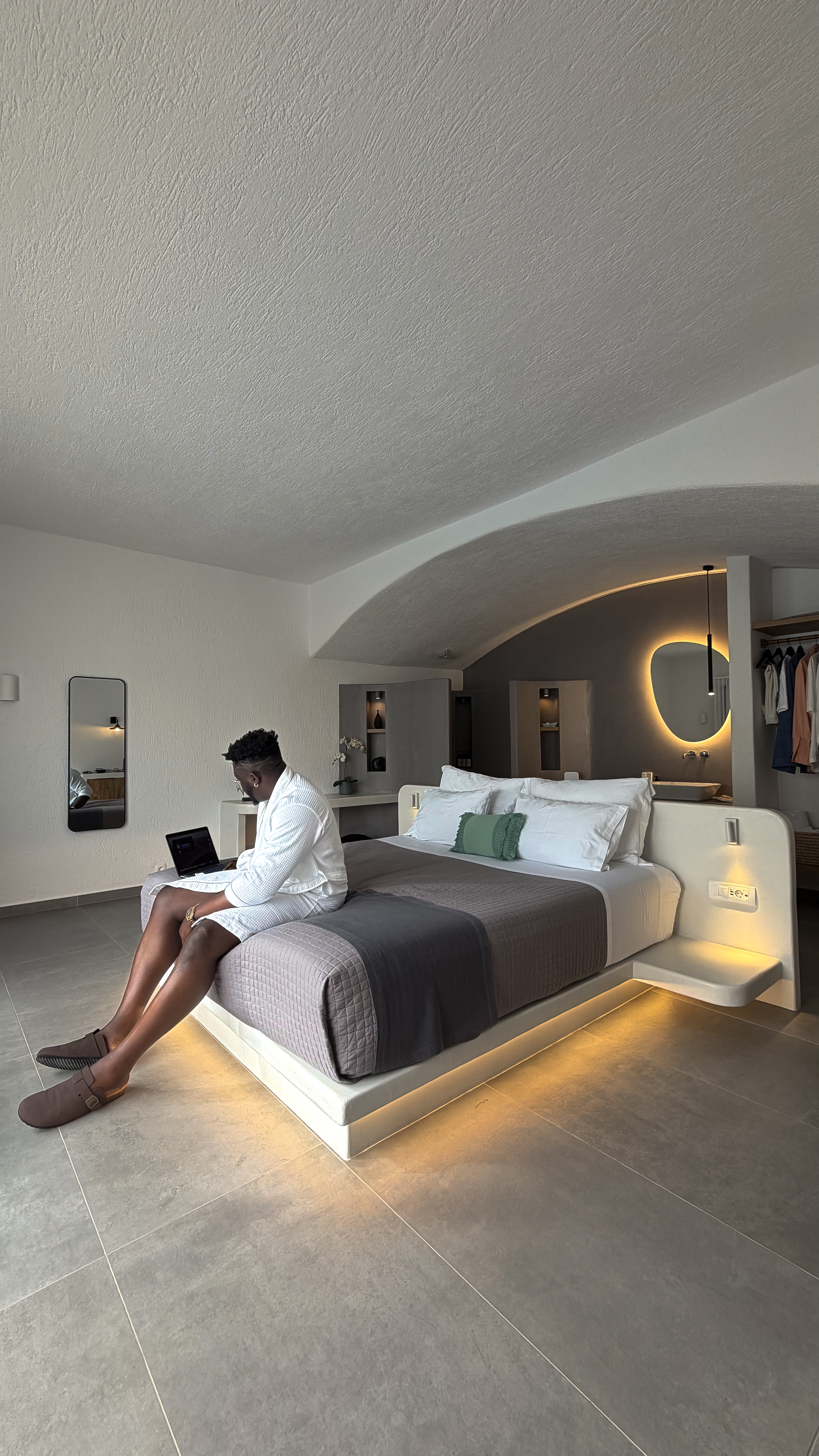 Tearrubber at a luxury hotel
